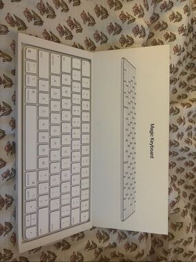 Apple Magic Keyboard - White and Silver